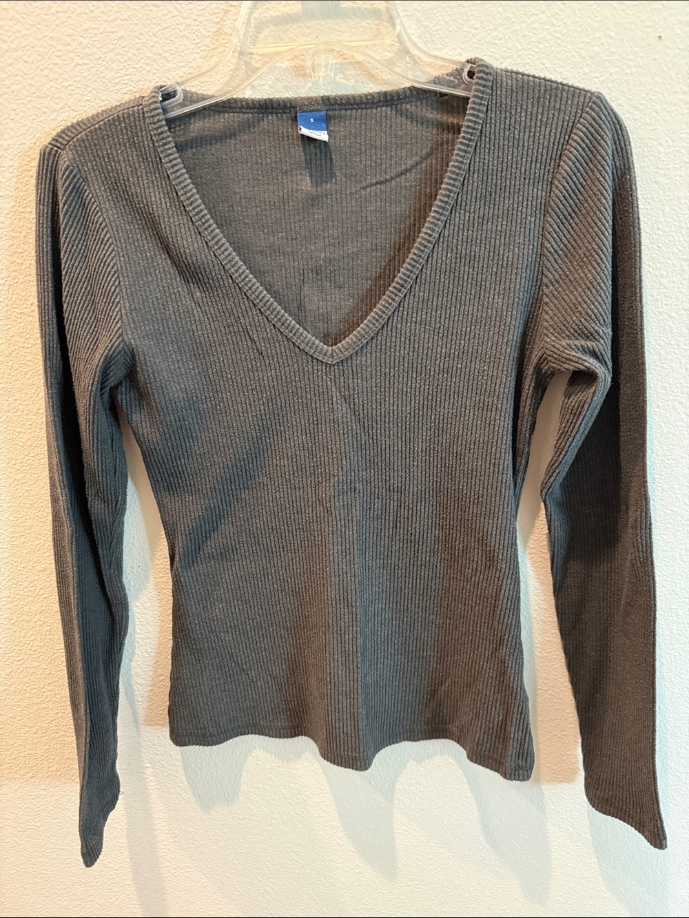 Ribbed V-Neck Long Sleeve Top - Charcoal Gray
